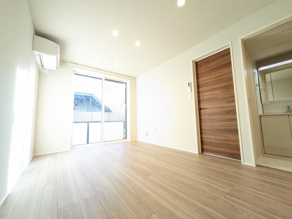 居室・リビング　南向きの11.7帖のフローリングのリビングルームです。