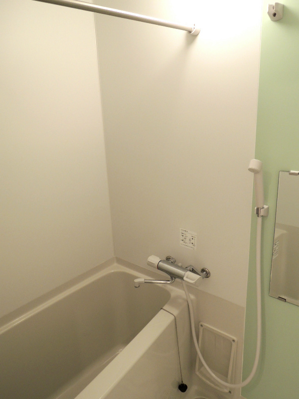 バス・シャワールーム　カラーパネルの明るいバスルーム