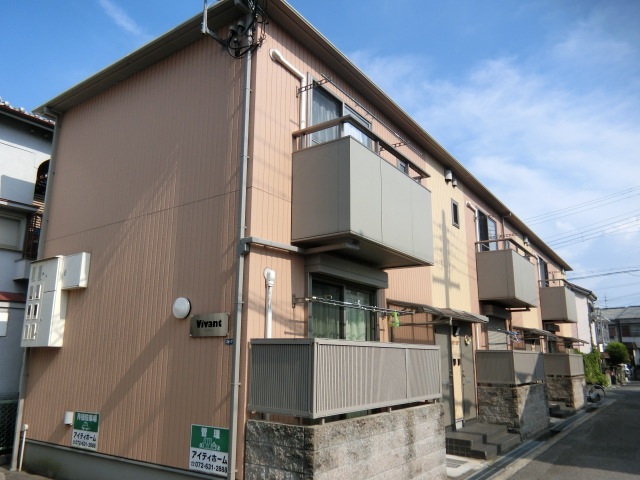 茨木市上野町のアパートの建物外観