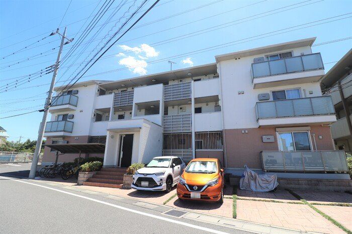 吉川市美南のアパートの建物外観