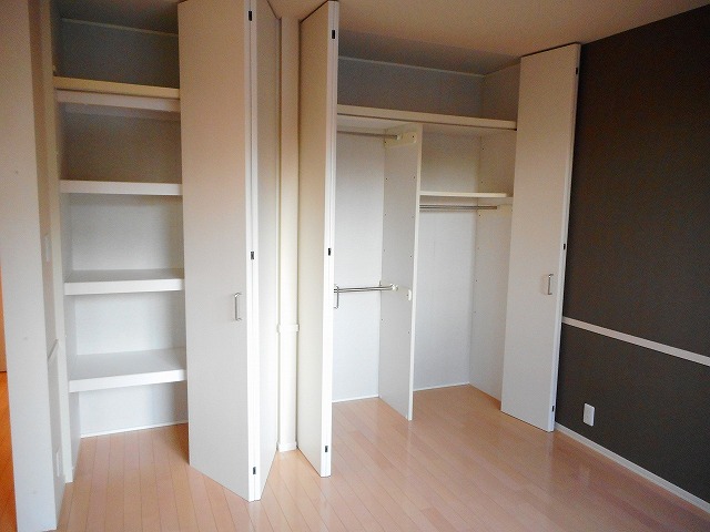 収納　寝室壁一面クローゼット