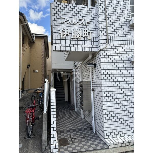 【名古屋市昭和区伊勝町のマンションのエントランス】