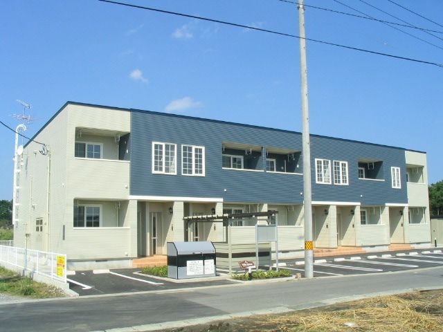 八戸市大字市川町のアパートの建物外観