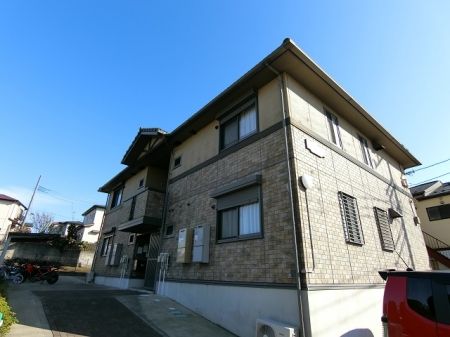 藤沢市亀井野のアパートの建物外観