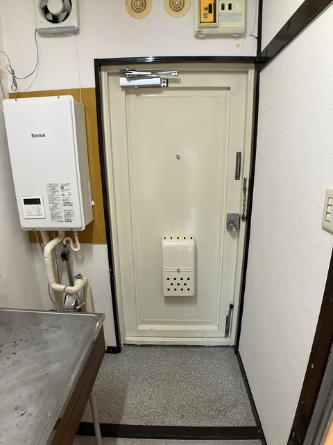 玄関　※補修前の参考画像の為、設備等は現況優先。