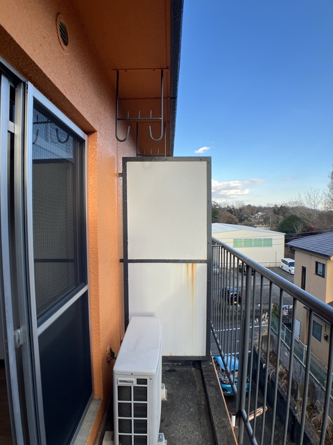 バルコニー　※補修前の参考画像の為、設備等は現況優先。