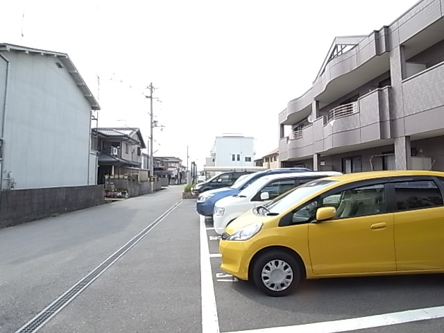 【姫路市飯田のアパートの駐車場】