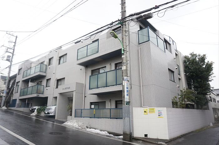 【世田谷区北沢のマンションの建物外観】