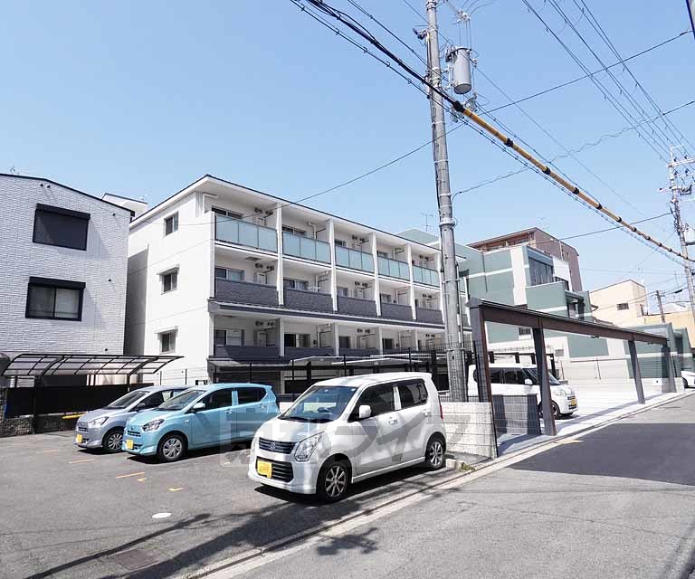 京都市伏見区新町６丁目のマンションの建物外観