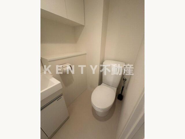 トイレ　落ち着いた色調のトイレです