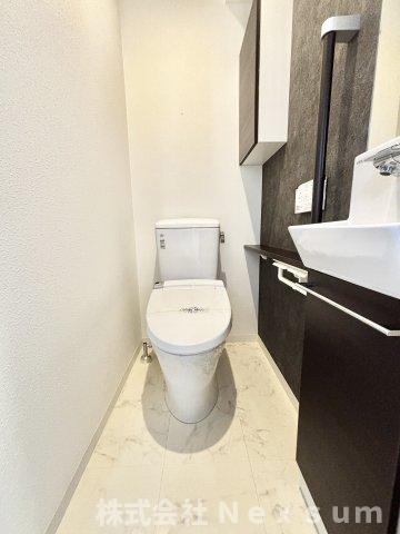 トイレ　落ち着いた色調のトイレです