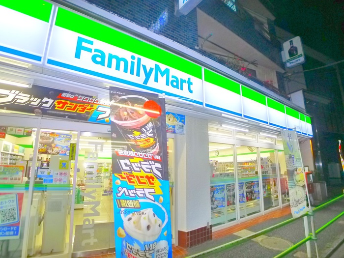 コンビニ　ファミリーマート（コンビニ）まで50m