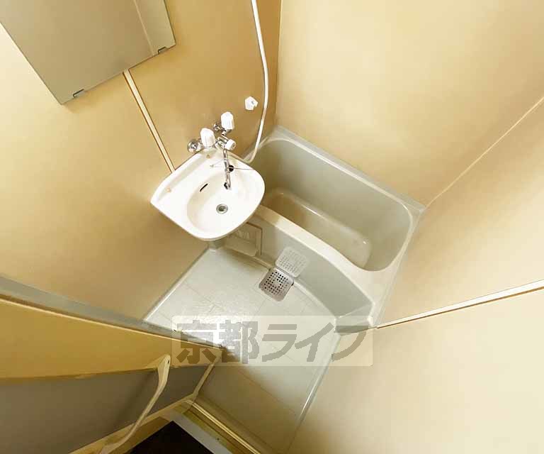 バス・シャワールーム　お手入れがしやすいバスルームです。