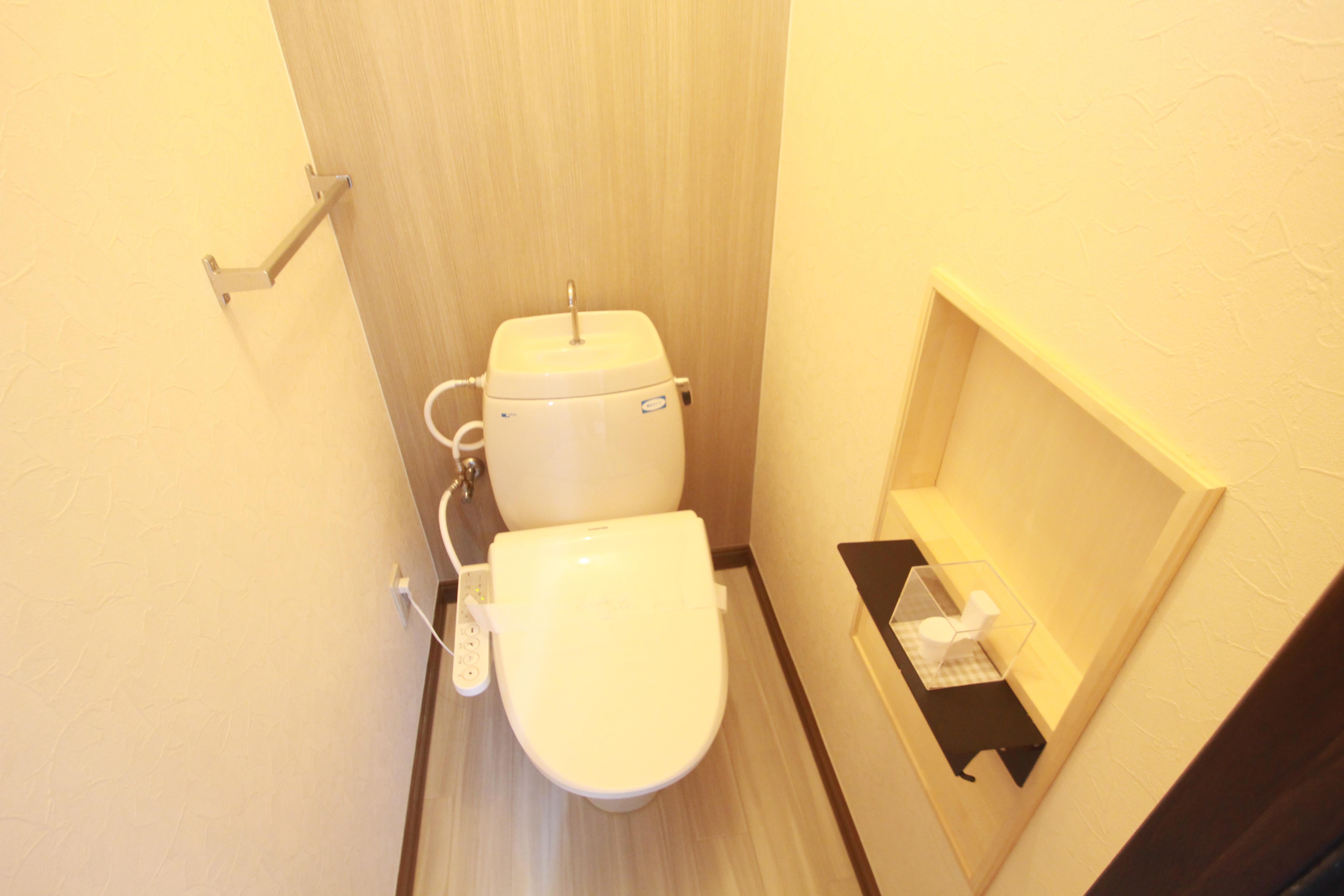 トイレ　水洗トイレです。ウォシュレット付き！トイレホルダーもおしゃれ