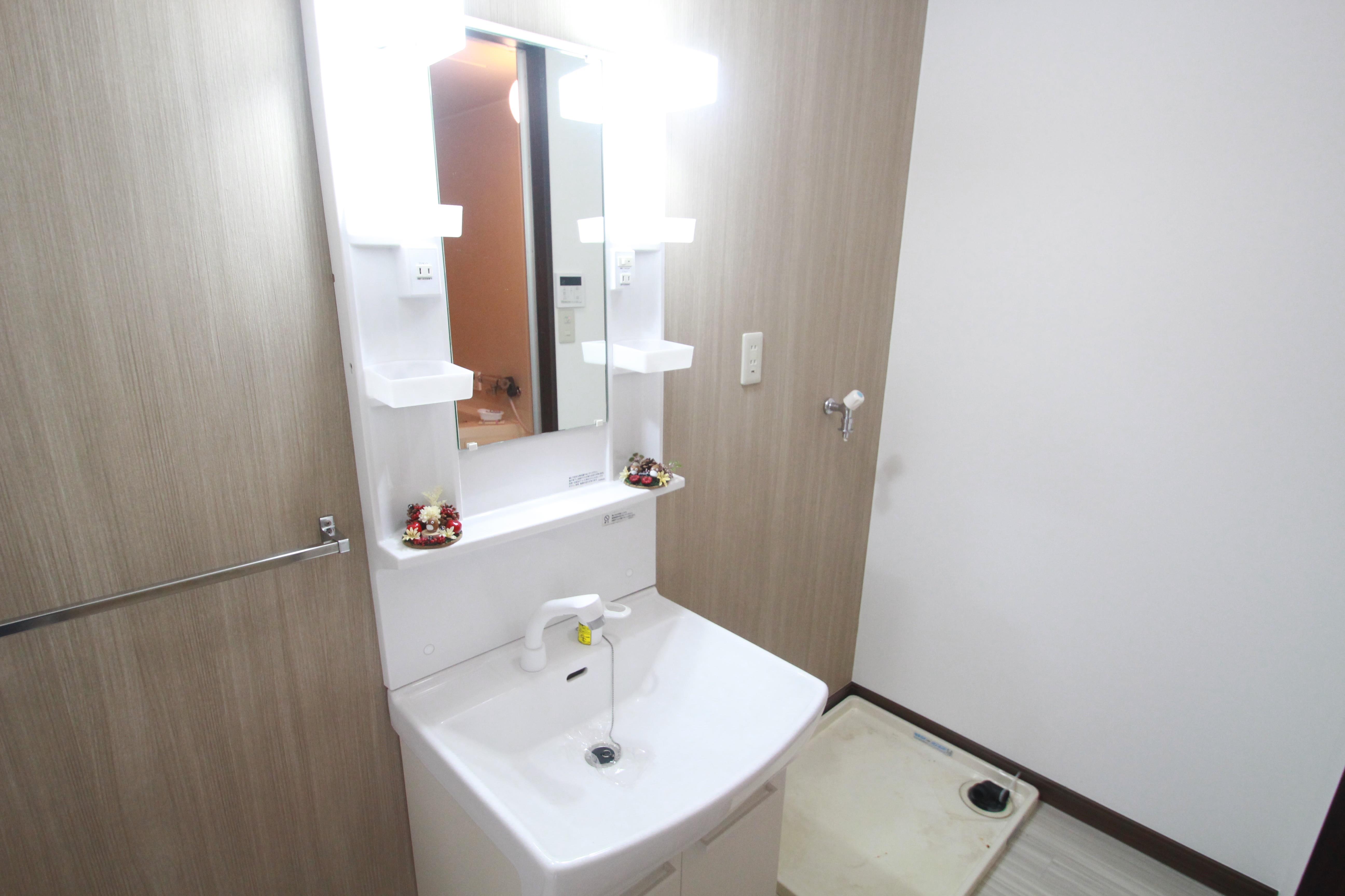 洗面設備　身支度に便利な独立洗面台です♪