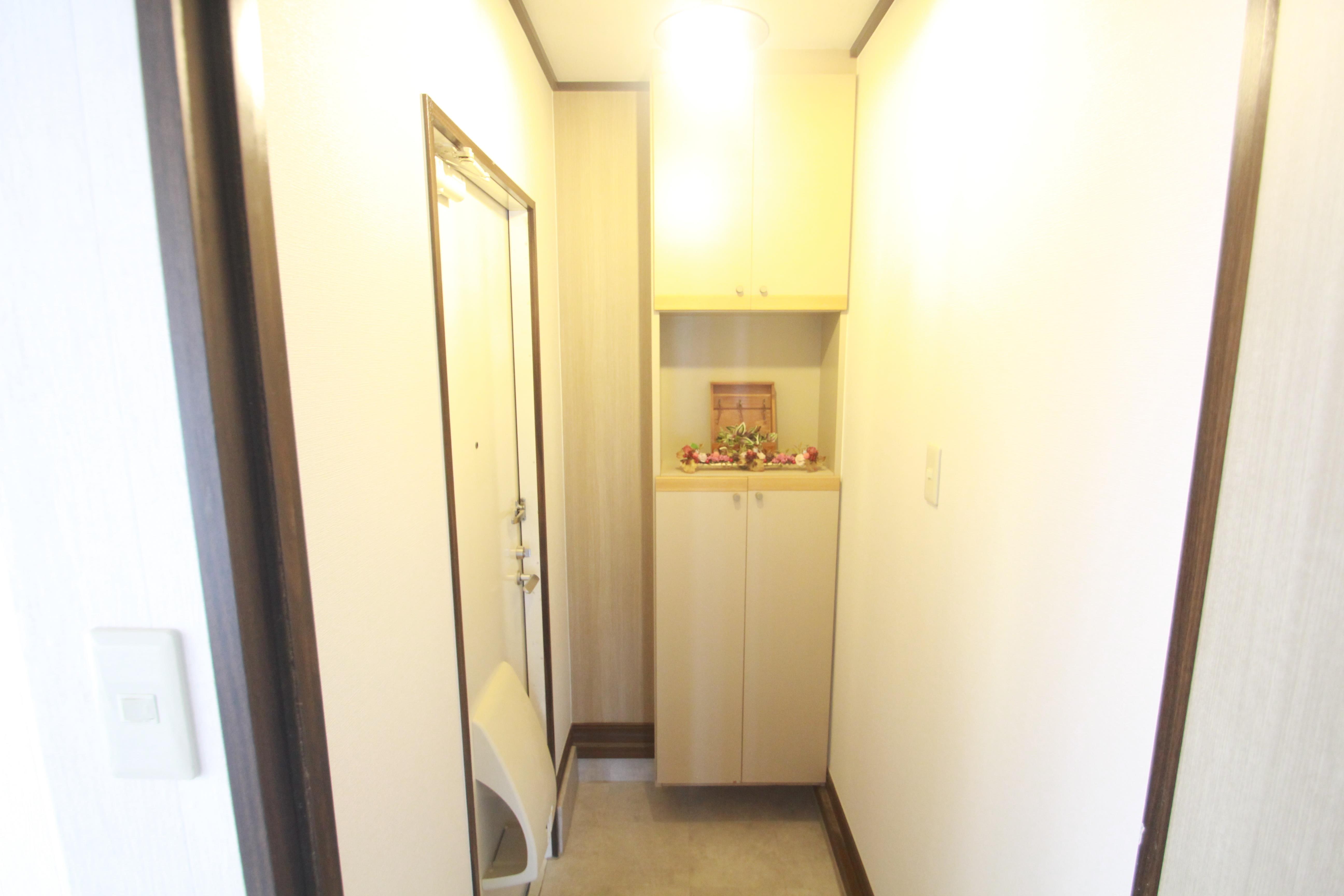 玄関　便利な靴箱付きの玄関。