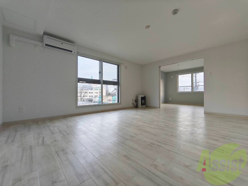 居室・リビング　木目のフローリングは落ち着きのある印象のお部屋になりますね。