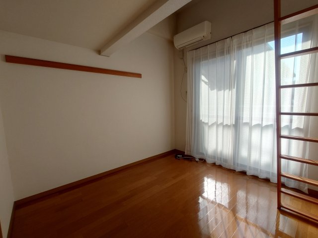 居室・リビング　同物件別室です。