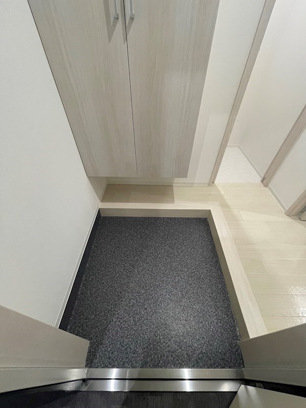 玄関　※同物件別部屋参考写真