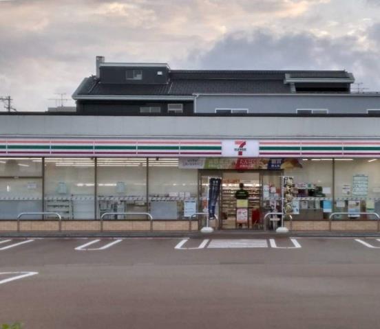 コンビニ　セブンイレブン（コンビニ）まで786m