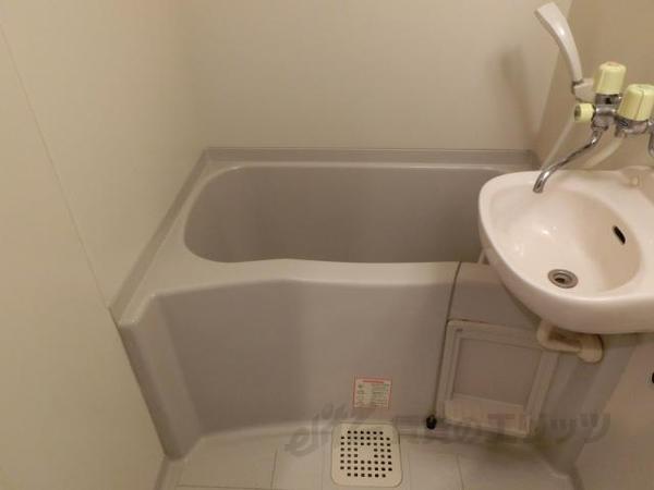 バス・シャワールーム　お風呂同様に洗面でお湯が使えるので便利です