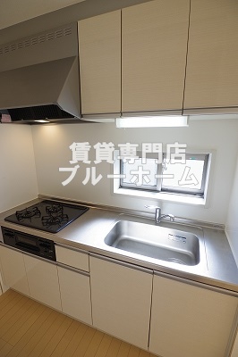 キッチン　３口コンロのシステムキッチンです！窓付きです！