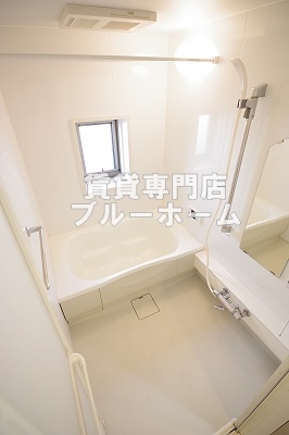 バス・シャワールーム　浴室乾燥機・追い炊き機能付きのお風呂です！小窓付です！