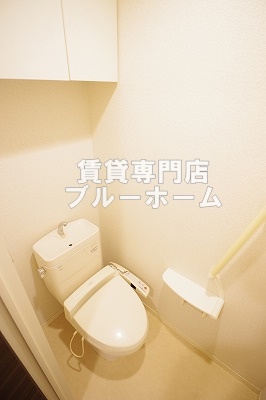 トイレ　収納棚付き！温水洗浄便座付きのトイレです！