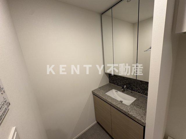 洗面設備　明るい洗面所です