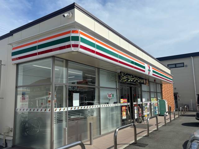コンビニ　セブンイレブン（コンビニ）まで488m