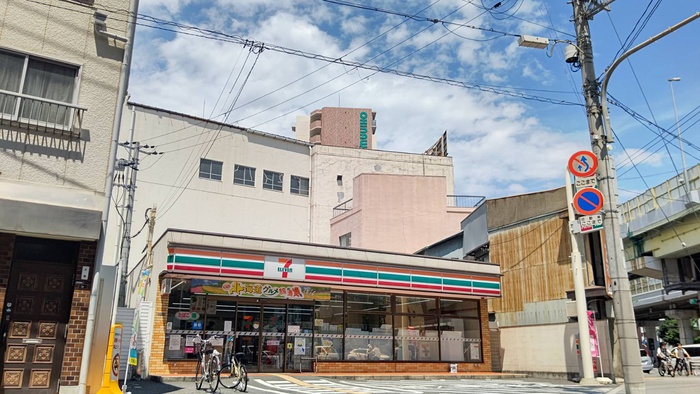 コンビニ　セブンイレブン（コンビニ）まで57m