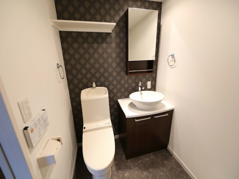 洗面設備　脱衣所　デザイン独立洗面台　収納スペース有