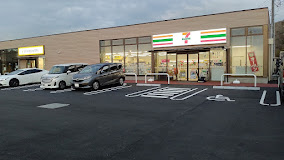 コンビニ　セブンイレブン（コンビニ）まで534m