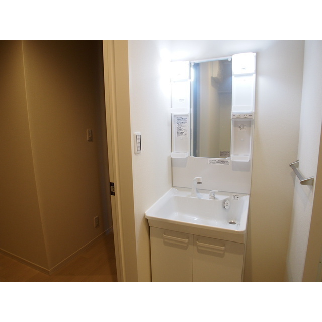 洗面設備　シャンプードレッサー付きの洗面台！