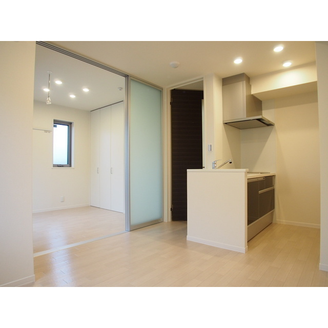 居室・リビング　白が基調のおしゃれなお部屋です。