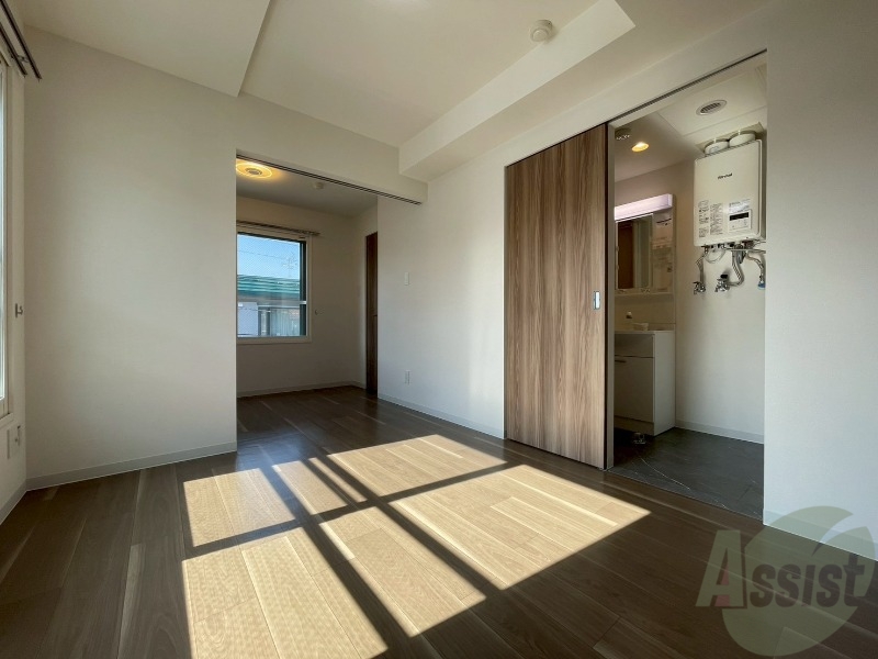 居室・リビング　エアコン付きで快適なリビングになっております！