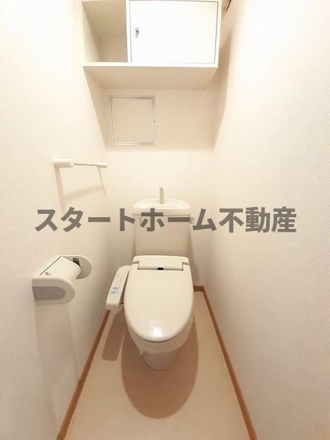 トイレ　落ち着いた色調のトイレです