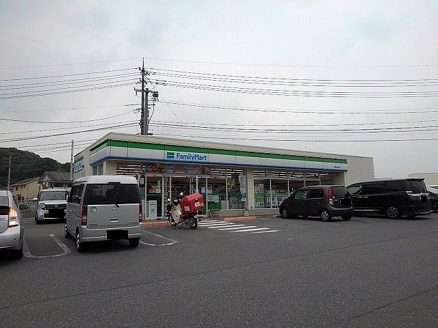 コンビニ　ファミリーマート本郷町南方店（コンビニ）まで700m