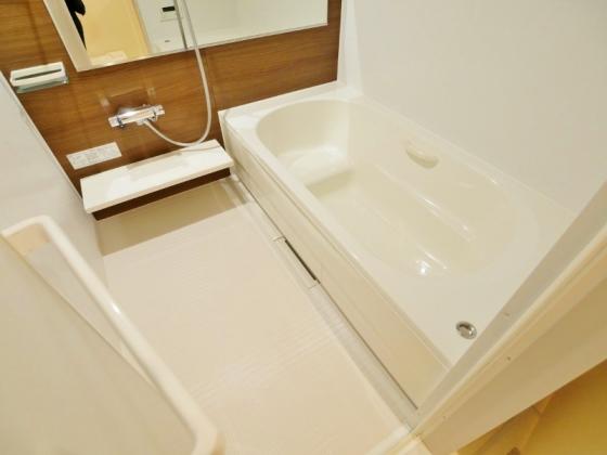 バス・シャワールーム　追焚・浴室乾燥機付き♪