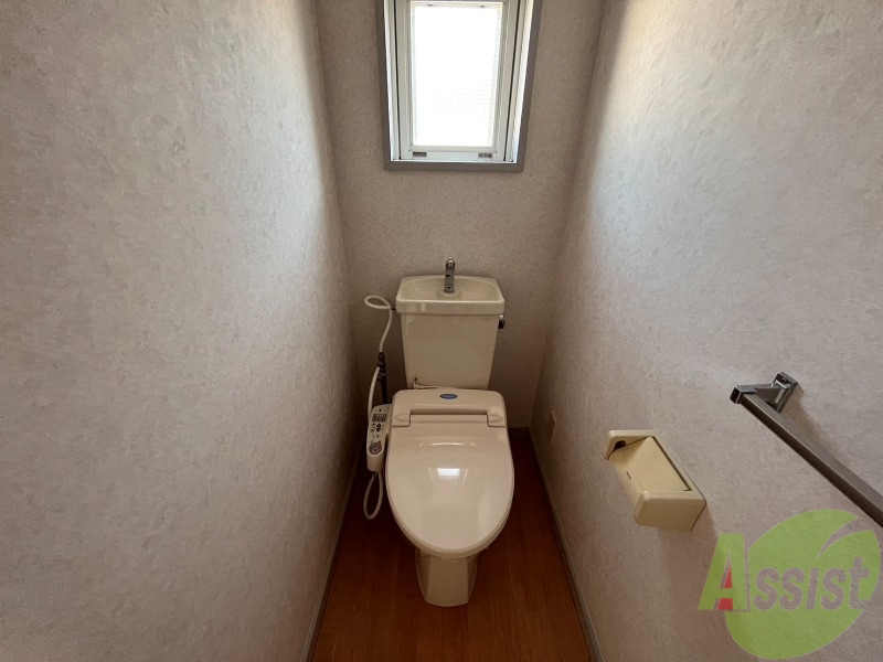 トイレ　トイレはウォシュレット機能付きです。安心して使用できますね。