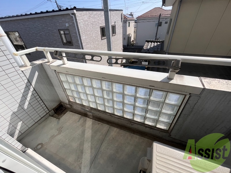 バルコニー　バルコニーは洗濯物を干すのに十分な広さがありますね。