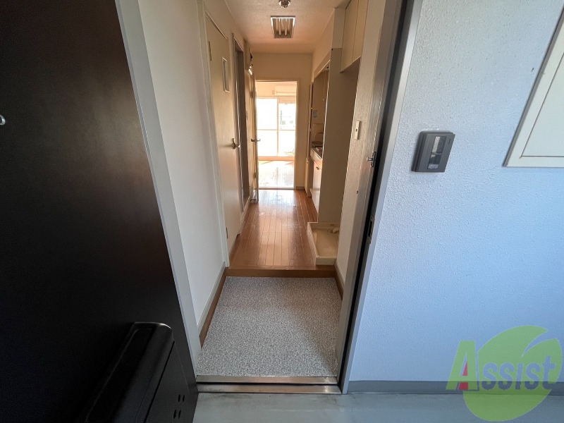 玄関　玄関から撮影しました。明るい印象ですね。