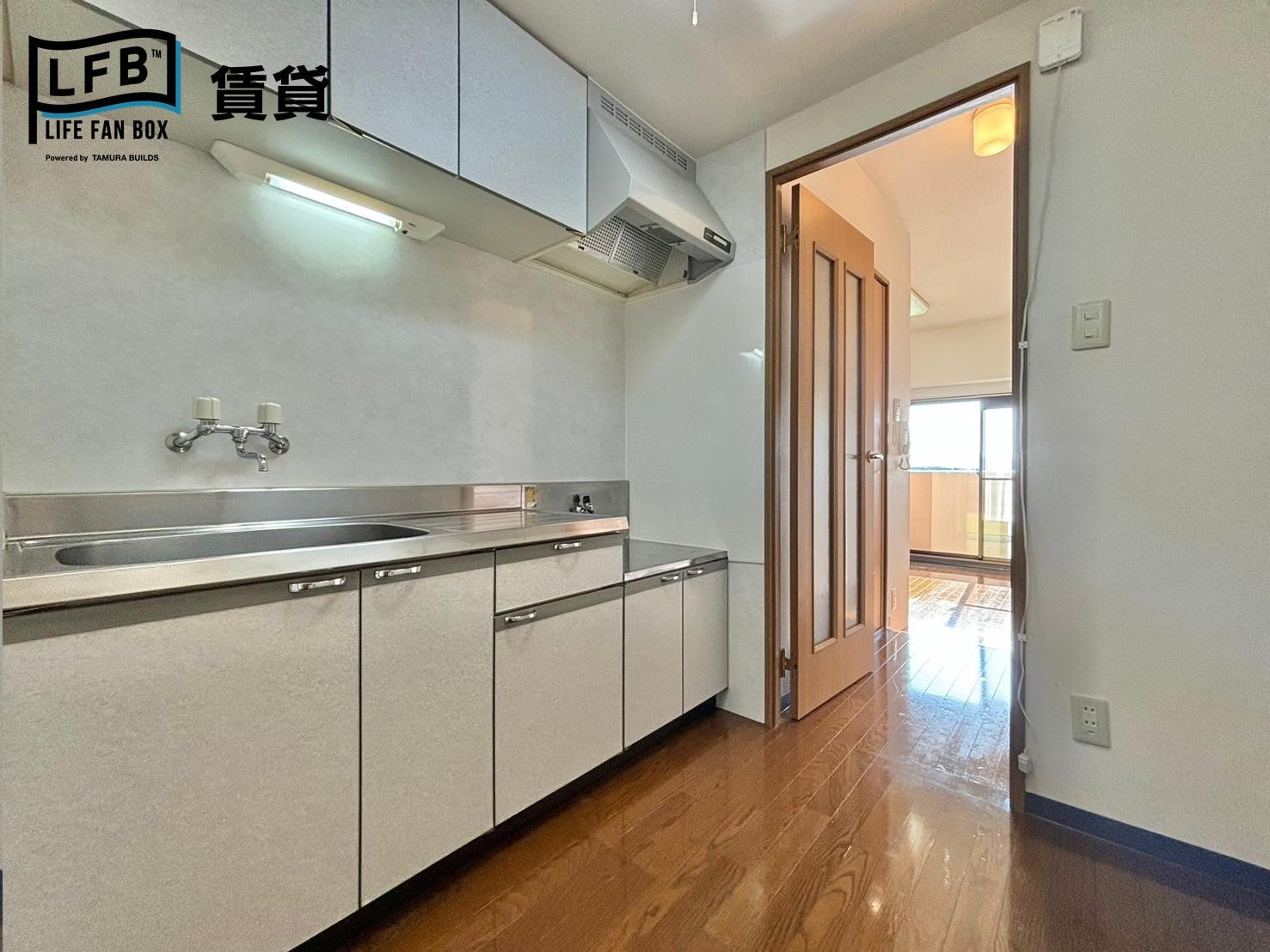 キッチン　※反転間取り503号室の室内写真です。壁紙や床の色、仕様・設