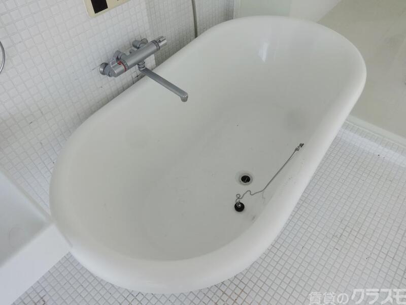 バス・シャワールーム　ユニットバスですがこの綺麗さに免じて我慢して下さい！