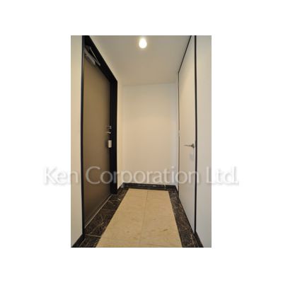 玄関　同タイプ14階のお部屋を撮影。仕様が異なることがあります。