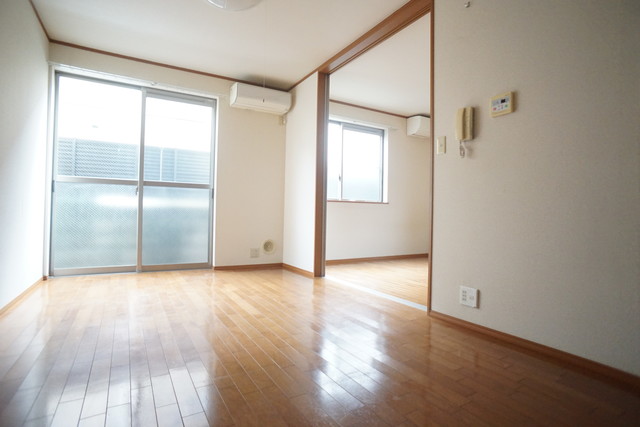 居室・リビング　南西向きで日当たり良好なお部屋！暖かな日差しが入ります♪