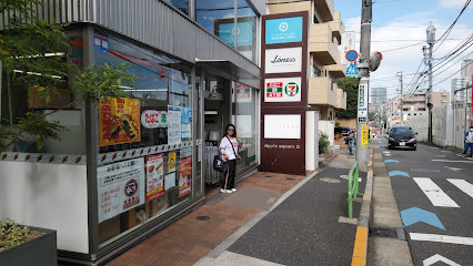 コンビニ　セブン－イレブン港区青山３丁目店（コンビニ）まで585m