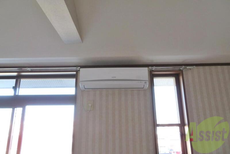 その他設備　リビングの中央部分にはエアコンも付いております