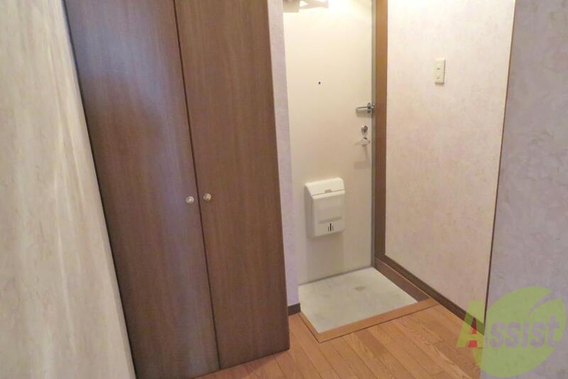 玄関　玄関横には大きめのシューズボックスも備え付けです