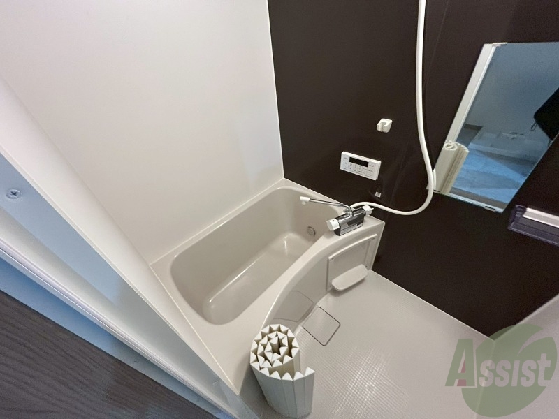 バス・シャワールーム　追い焚き機能付きなのでゆっくりお風呂に浸かりたいですね。